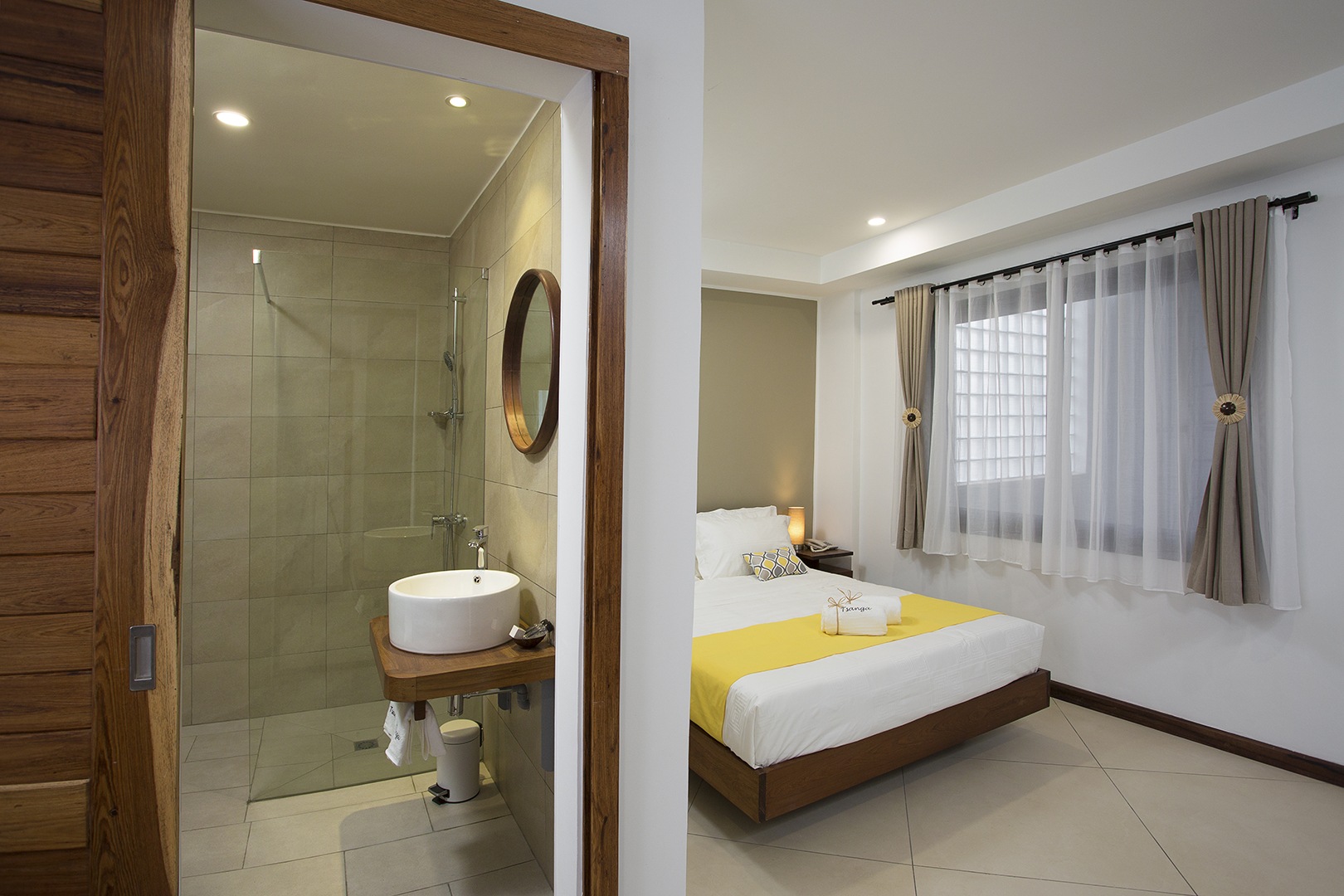 Tsanga Tsanga Standard Double Room and Bathroom